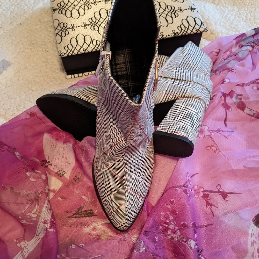 Dress Boutique Boots - Picture 5 of 9